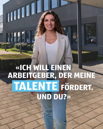 Frau steht vor der Hauptniederlassung von ALDI Suisse und lächelt. Auf der Bildüberschrift steht: Ich will einen Arbeitgeber, der meine Talente fördert. Und du?