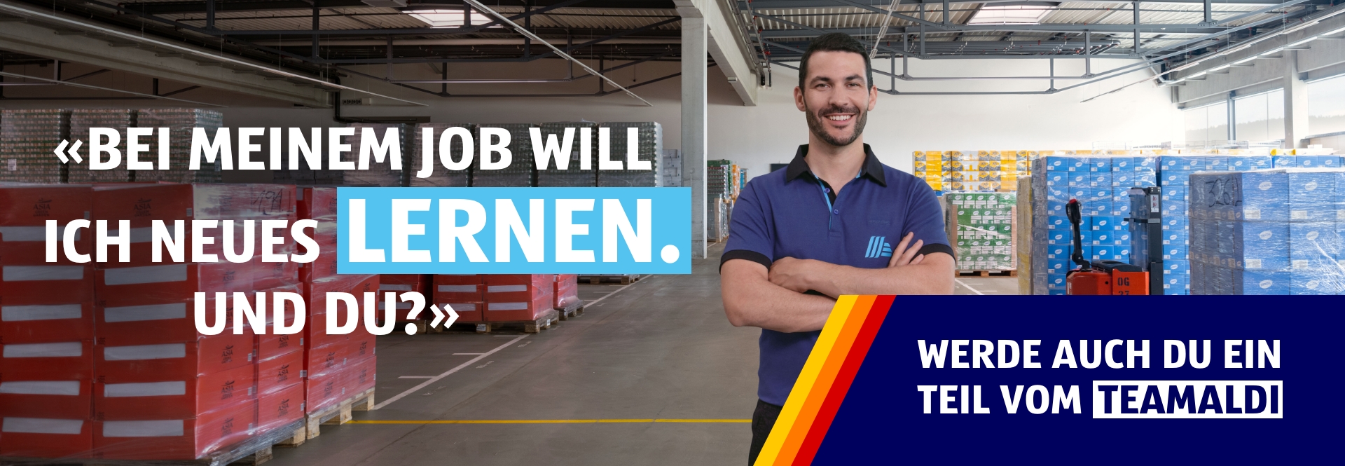 Mann steht in einem Lager und lächelt freundlich. Im Hintergrund sind Paletten mit Produkten sichtbar. Auf der Bildüberschrift steht: Bei meinem Job will ich neues Lernen. Und du? Werde auch du ein Teil vom TEAMALDI