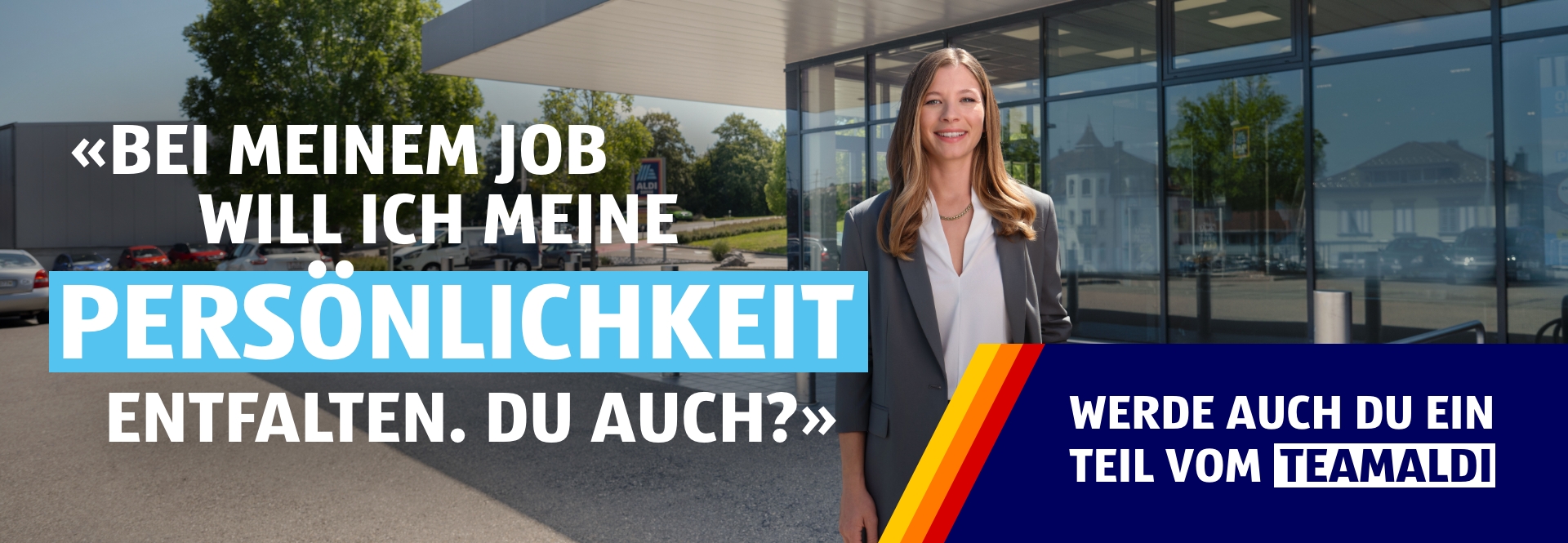 Eine Frau steht vor einer ALDI Suisse Filiale und lächelt. In der Bildüberschrift steht: Bei meinem Job will ich meine Persönlichkeit entfalten. Du auch? Werde auch du ein Teil vom Teamaldi!