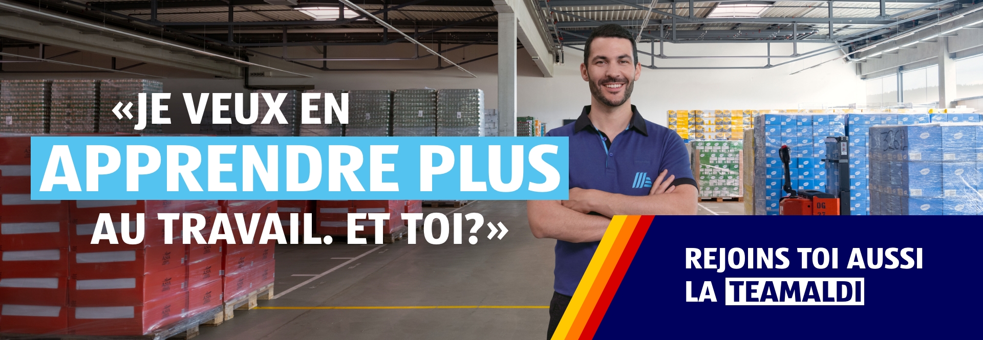 Un homme se tient dans un entrepôt et sourit aimablement. Des palettes avec des produits sont visibles en arrière-plan. Sur le titre de la photo, il est écrit: Je veux en apprendre plus au travail. Et toi? Rejoins toi aussi la TEAMALDI