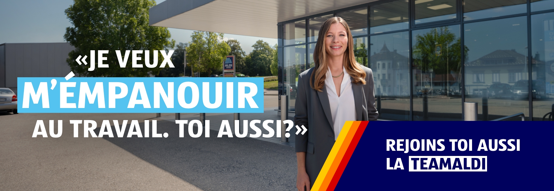 Une femme se tient devant une filiale d'ALDI Suisse et sourit. Dans le titre de l'image, il est écrit: Je veux m’épanouir au travail. Toi aussi? Rejoins toi aussi la TEAMALDI!