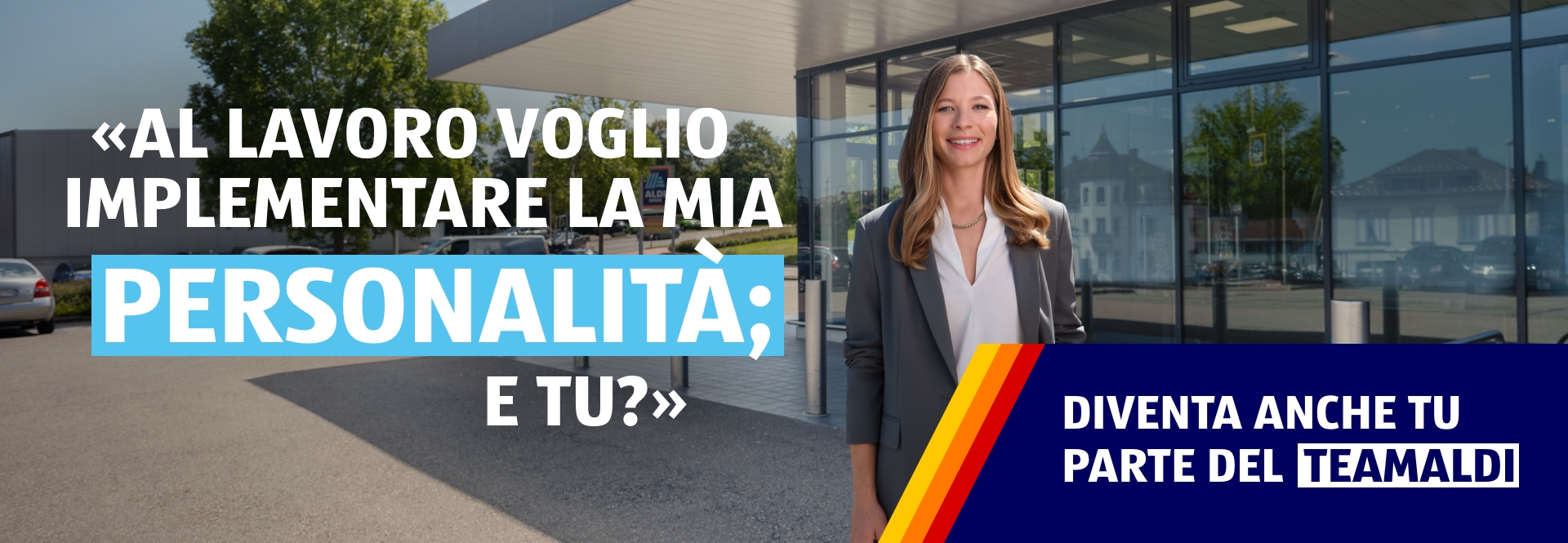 Una donna si trova davanti una filiale ALDI Suisse e sorride. La didascalia dice: al lavoro voglio sviluppare la mia personalità. E tu? Entra anche tu a far parte del TEAMALDI