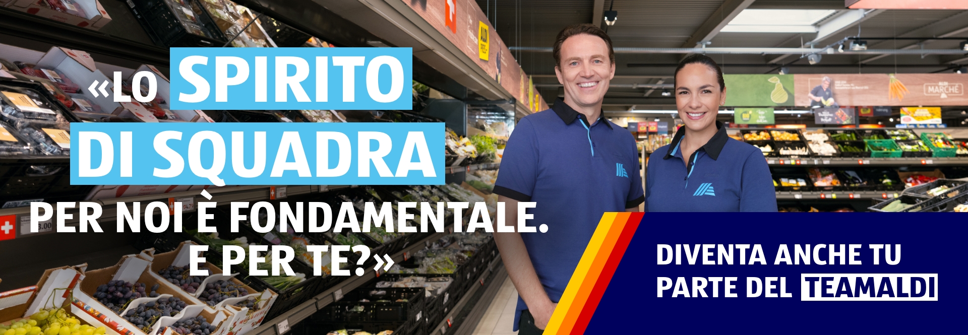 Due persone, un uomo e una donna, sono l'uno accanto all'altra nella filiale ALDI e sorridono. La didascalia della foto recita: Lo spirito di squadra sul lavoro è importante per noi. La didascalia della foto recita: Lo spirito di squadra sul lavoro è impo