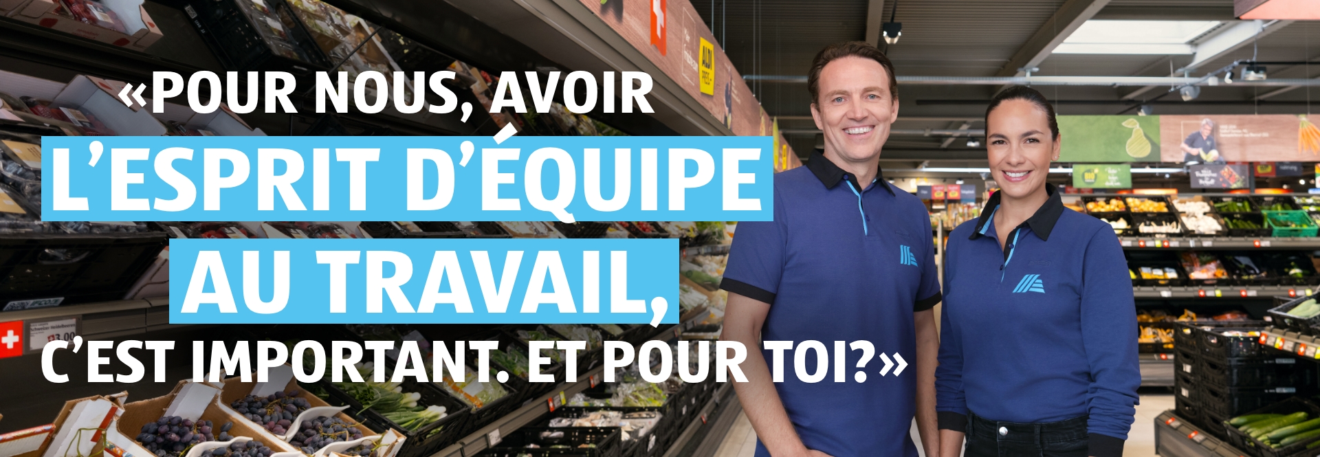 Deux personnes, un homme et une femme, se tiennent côte à côte dans la filiale ALDI et sourient. Sur le titre de la photo, il est écrit: Pour nous, avoir l’esprit d’équipe au travail, c’est important. Sur le titre de la photo, il est écrit: Pour nous, avoir l’esprit d’équipe au travail, c’est important. Rejoins toi aussi la TEAMALDI.