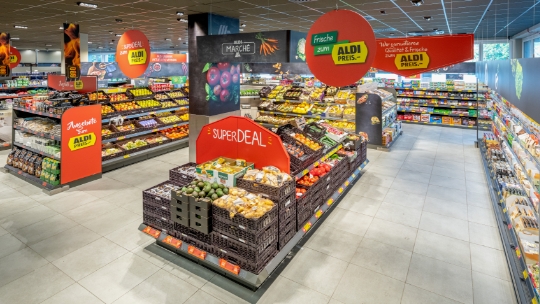 Die Sortimentsaufteilung einer ALDI Suisse Filiale mit Regalen und verschiedenen Produkten.