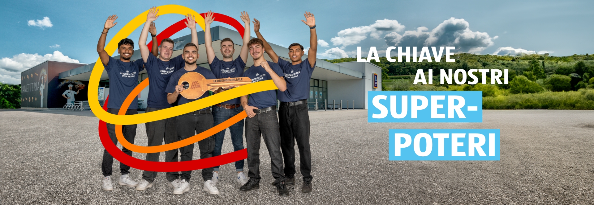Un gruppo di giovani collaboratori di ALDI Suisse si trova davanti una filiale ALDI Suisse con in mano una grande chiave. La didascalia dice: la chiave per i nostri superpoteri! 