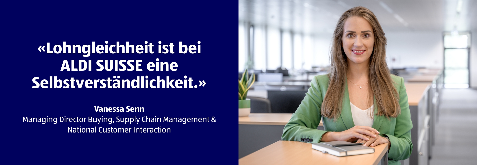 Eine Frau steht an einem Stehpult und lächelt. Auf der Bildüberschrift steht: Lohngleichheit ist bei ALDI Suisse eine Selbstverständlichkeit.