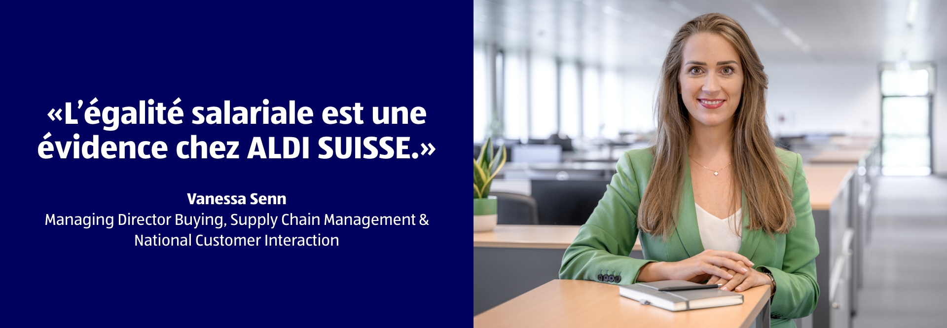 Une femme se tient debout à un pupitre et sourit. Le titre de l’image indique : L’égalité salariale est une évidence chez ALDI Suisse.