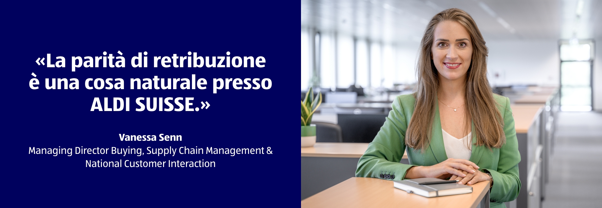 Una donna è in piedi a un leggio e sorride. Il titolo dell’immagine riporta: La parità salariale è una cosa ovvia da ALDI Suisse.