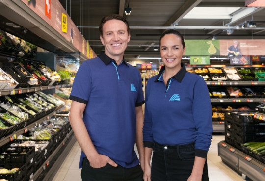 Deux personnes, un homme et une femme, se tiennent côte à côte dans la filiale ALDI et sourient. Sur le titre de la photo, il est écrit: Pour nous, avoir l’esprit d’équipe au travail, c’est important. Sur le titre de la photo, il est écrit: Pour nous, avoir l’esprit d’équipe au travail, c’est important. Rejoins toi aussi la TEAMALDI. 