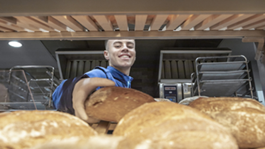 Preparazione del pane nella Panetteria