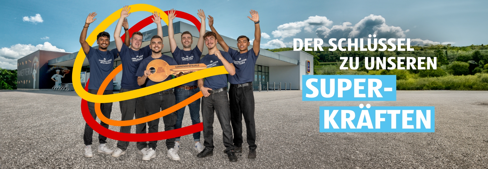 Ein junger Mann steht vor einem Regal mit Netzwerkkabeln. Eine gruppe junger ALDI Suisse Mitarbeiter stehen vor einer ALDI Suisse Filiale und halten einen grossen Schlüssel in der Hand. Als Bildüberschrift steht: Der Schlüssel zu unseren Superkräften.