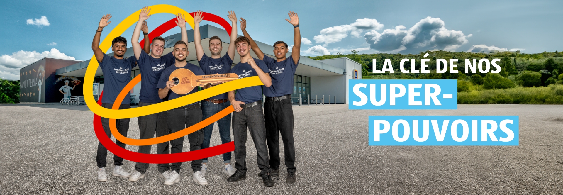 Un groupe de jeunes collaborateurs d'ALDI Suisse se tiennent devant une filiale d'ALDI Suisse et tiennent une grande clé dans la main. Sur le titre de la photo, il est écrit: La clé de nos super-pouvoirs.