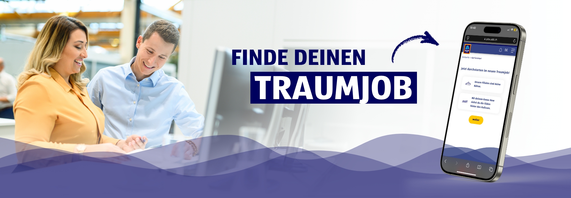 Eine Frau und ein Mann lächeln. Auf dem Bild steht: Finde deinen TRAUMJOB.