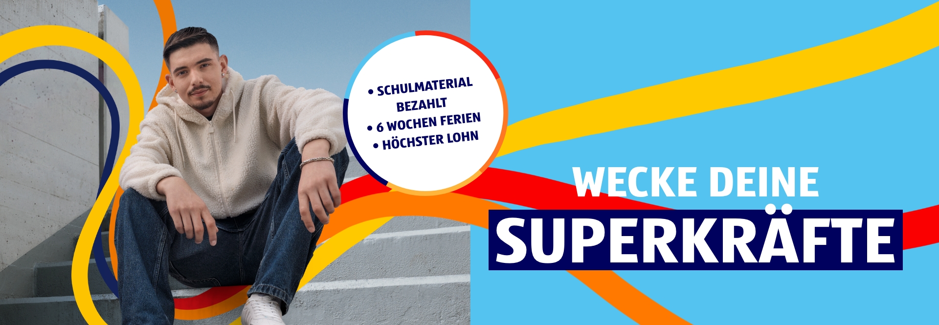 Junger Mann sitzt auf einer Treppe und lächelt. Als Bildüberschrift steht: Schulmaterial bezahlt, 6 Wochen Ferien, Höchster Lohn. Wir fördern deine Superkräfte.