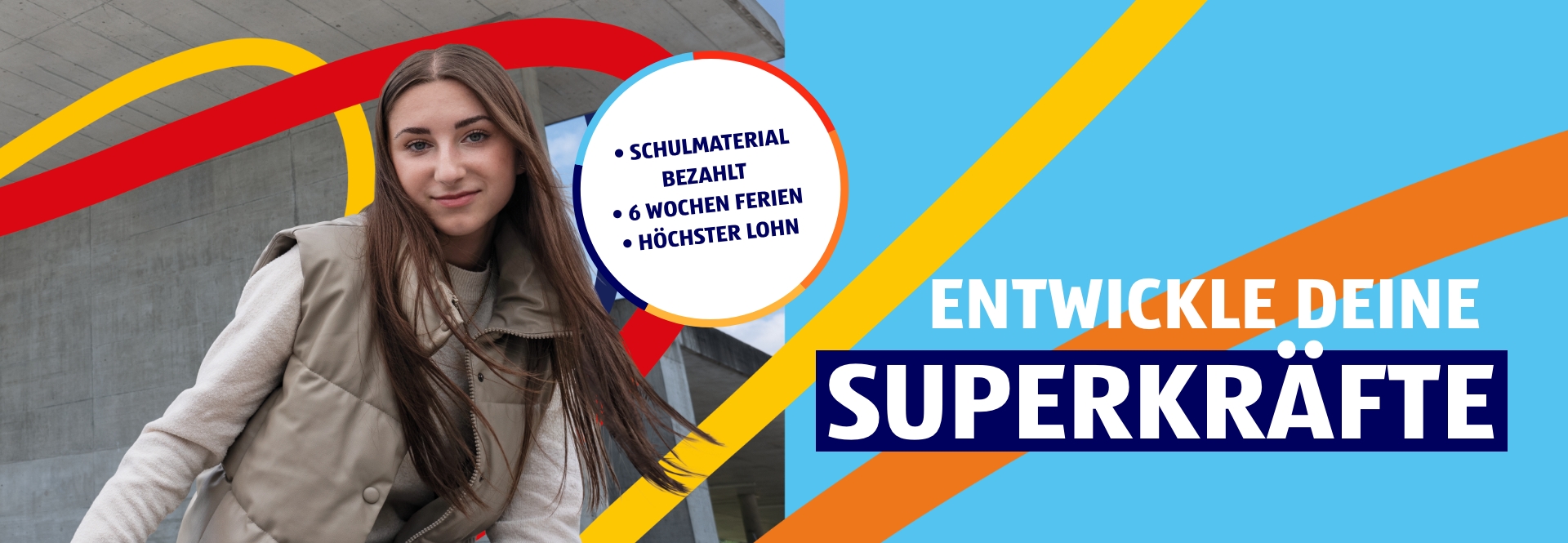 Eine junge Frau steht und lächelt draussen vor einem Gebäude. Als Bildüberschrift steht: Schulmaterial bezahlt, 6 Wochen Ferien, Höchster Lohn. Entwickle deine Superkräfte