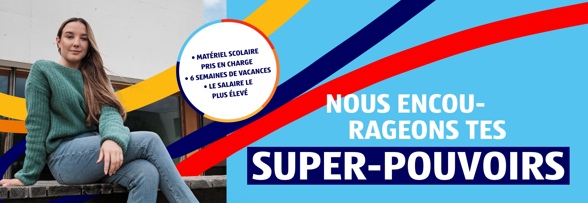 Une jeune femme est assise sur un mur et sourit. Sur le titre de la photo, il est écrit: Matériel scolaire payé, 6 semaines de vacances, salaire le plus élevé. Nous encourageons tes super-pouvoirs.