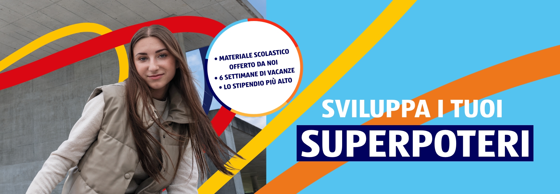 Una giovane donna è in piedi e sorride fuori da un edificio. La didascalia dice: materiale scolastico pagato, 6 settimane di ferie, stipendio più alto. Sviluppa i tuoi superpoteri