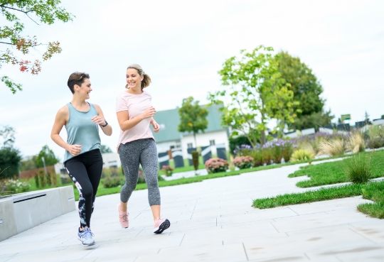 Deux femmes font du jogging dans la nature.