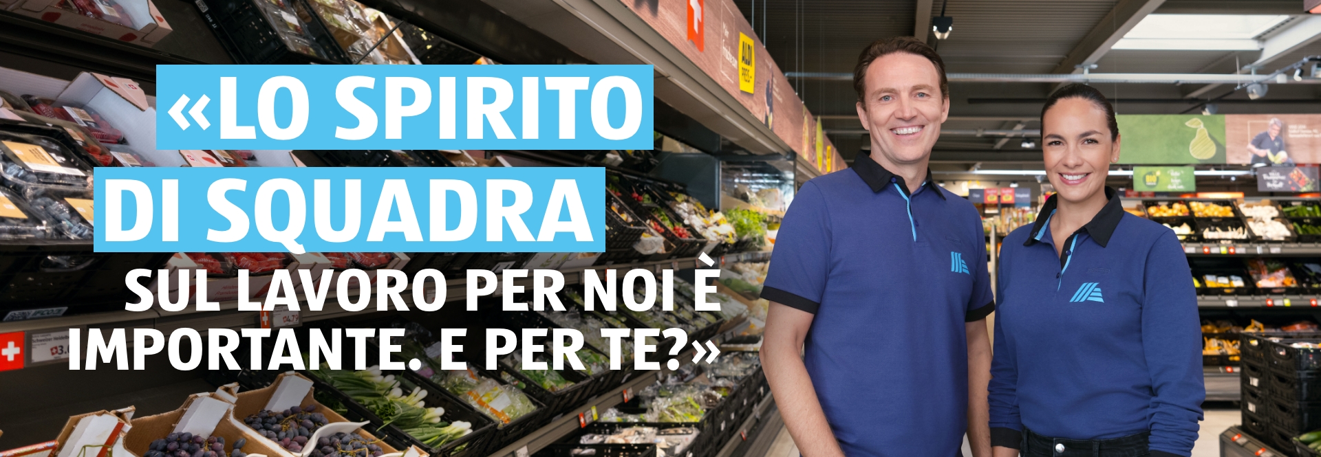 Due persone, un uomo e una donna, sono l'uno accanto all'altra nella filiale ALDI e sorridono. La didascalia della foto recita: Lo spirito di squadra sul lavoro è importante per noi. La didascalia della foto recita: Lo spirito di squadra al lavoro è importante per noi e per te? 