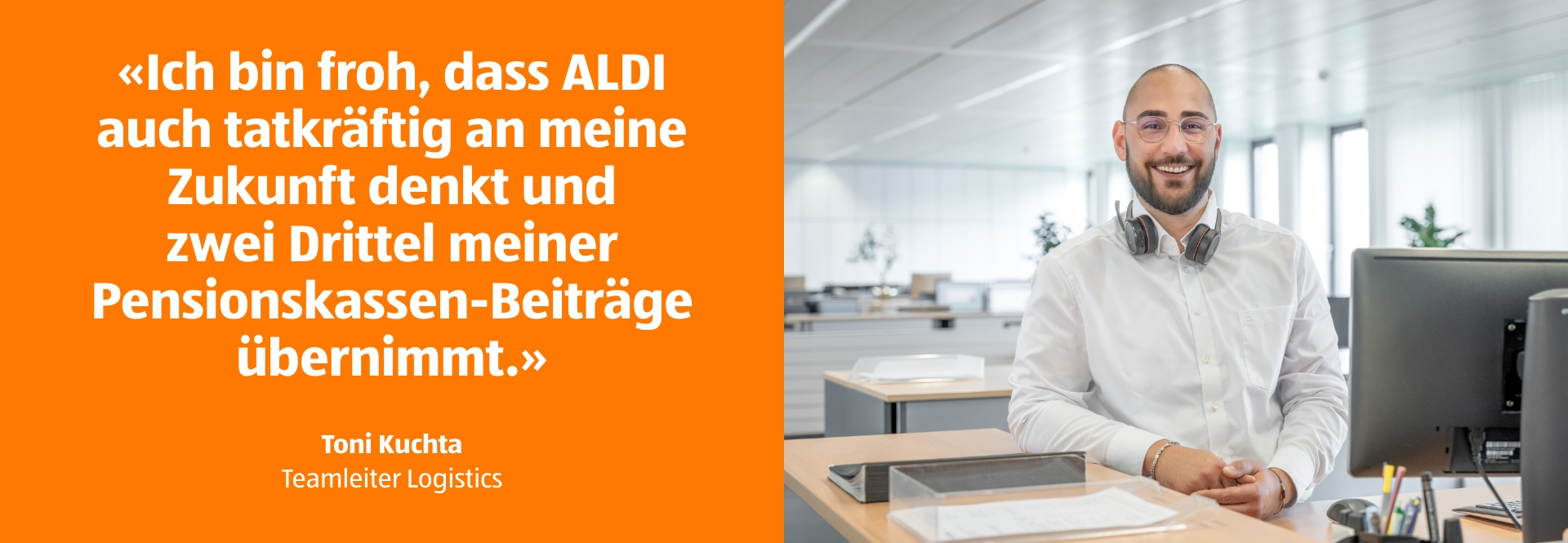 Mann steht vor seinem Arbeitsplatz bei ALDI Suisse und lächelt. Auf der Bildüberschrift steht: Ich bin froh, dass ALDI auch tatkräftig an meine Zukunft denkt und zwei Drittel meiner Pensionskassen-Beiträge übernimmt.