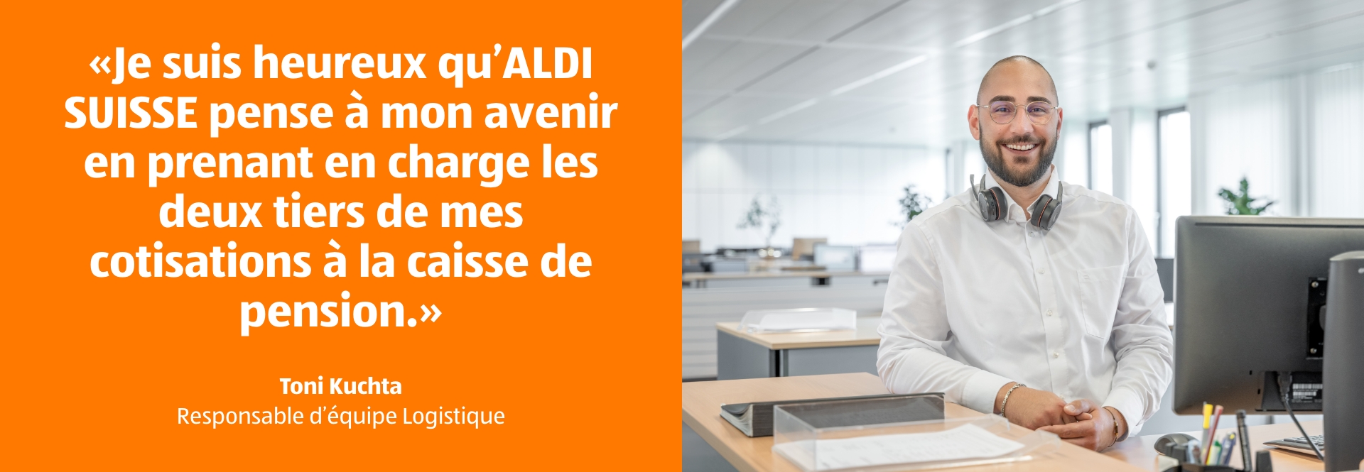 L'homme se tient devant son poste de travail chez ALDI Suisse et sourit. Sur le titre de la photo, il est écrit: Je suis heureux qu'ALDI SUISSE pense à mon avenir en prenant en charge les deux tiers de mes cotisations à la caisse de pension.