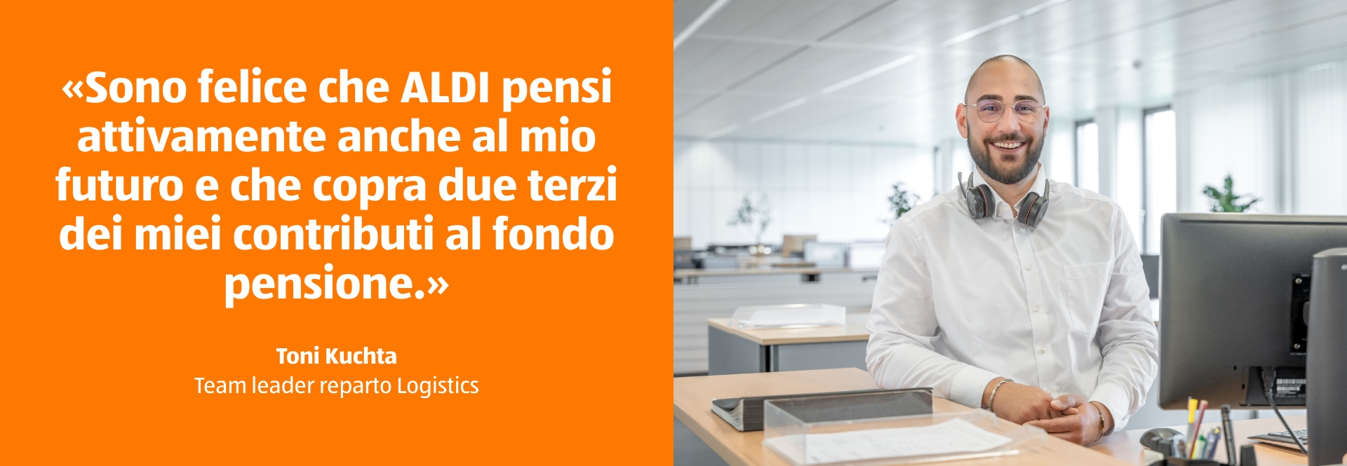 Un uomo si trova davanti al suo posto di lavoro presso ALDI Suisse e sorride. La didascalia della foto recita: sono felice che ALDI pensi attivamente anche al mio futuro e che copra due terzi dei miei contributi al fondo pensione.